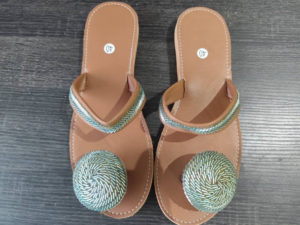 Sandales pom-pom perlé 